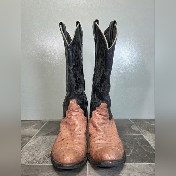VINTAGE JUSTIN FULL QUILL OSTRICH LEATHER WESTERN BOOTS.